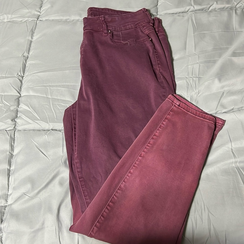 Maurices mid-rise maroon/pink ombré jeggings. Size XL.